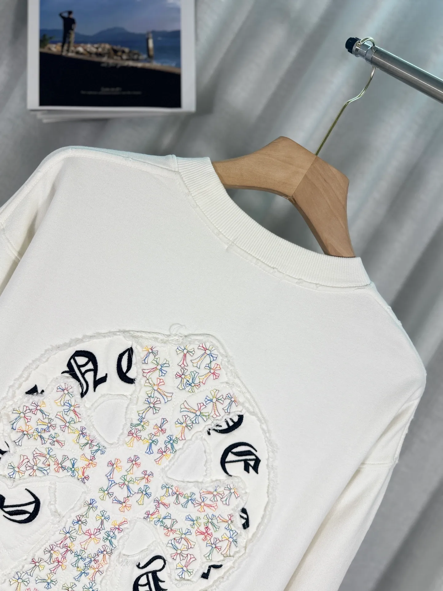 P270 top version, real shot without P, ​​different from market currency) 𝗖𝗵𝗿𝗼𝗺𝗲 𝗛𝗲𝗮𝗿𝘁𝘀/Cro Xin 2025 Bi Wen Dyed and Worn Autumn and Winter New Original Single Counter American Laser Burnt Bi Wen Dyed and Worn Couple Casual Sweater 👑The highest version! Customized fabric 430g tripe terry fabric! American acid washed distressed original denim with burnt flowers ✟appliqué embroidery and exquisite embroidery of letters! The best-selling model in the counter, very comfortable to wear. Accessories: original molded and authenticated collar label➕100% silk wash label. Genuine purchase-grade original hangtag➕matching hanging rope➕3D hanging beads➕original packaging bag. Craftsmanship: The original version has consistent wiring! The highest version of the armhole matching technique! Color: White Black Size: S M L XL Style No.: 9327